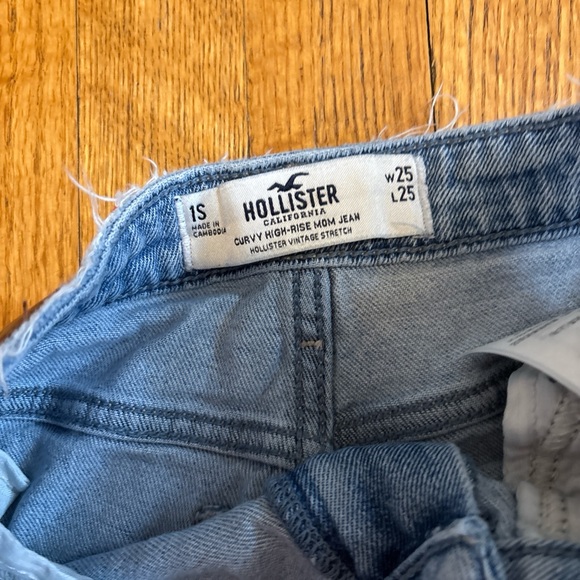 Hollister Light Blue Distressed Curvy High Rise Mom Jeans-Size 1 Short - Picture 3 of 6